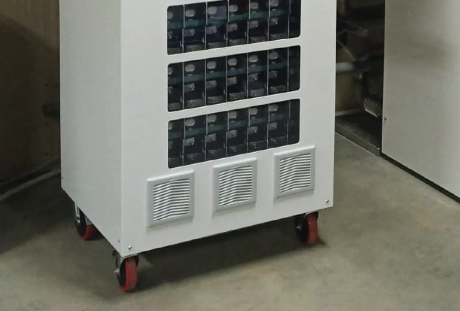 Lähikuva Heliostorage-kaapin etupaneelista, jonka ikkunoista näkyvät akkumoduulit.