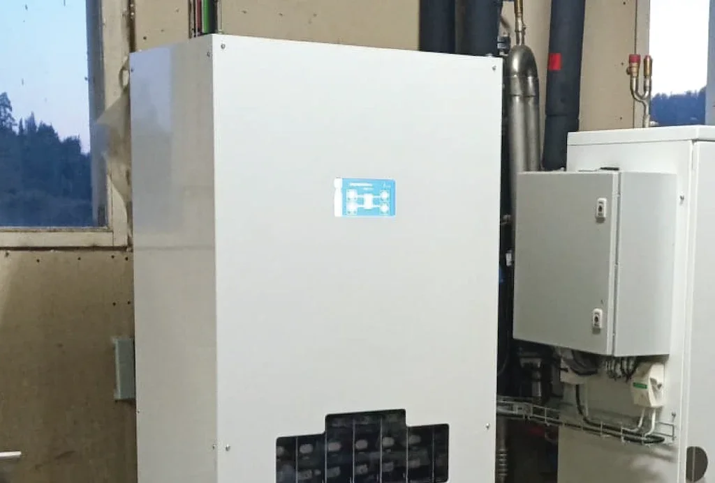 Heliostorage ESS80 -akkukaappi asennettuna tekniseen tilaan.