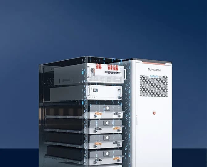 Sungrow PowerStack 255CS -energiavarasto läpileikkauskuvana: valkoinen kaappi, jonka sisällä näkyy nestejäähdytysjärjestelmä, ohjausyksikkö ja päällekkäin pinotut akkumoduulit.
